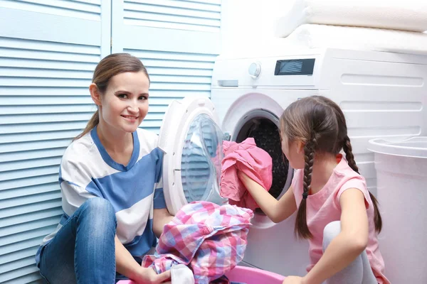 Feliz madre y su hija — Foto de Stock