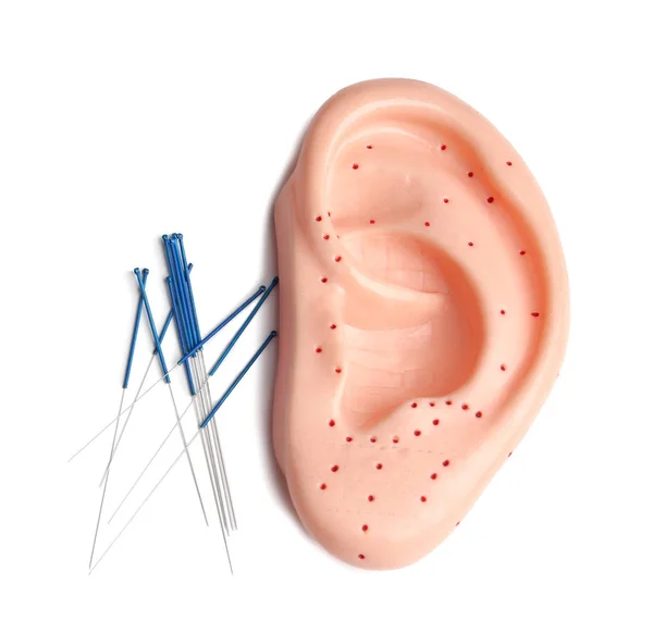 Agujas para acupuntura y maqueta de oreja —  Fotos de Stock