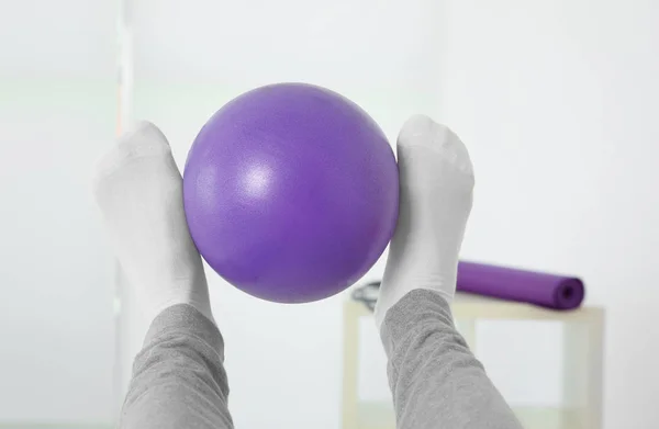 Ejercicios con pelota de goma — Foto de Stock