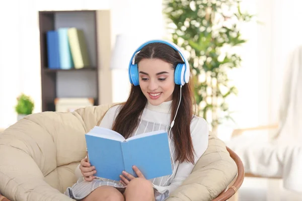 Молодая женщина слушает аудиокнигу — стоковое фото