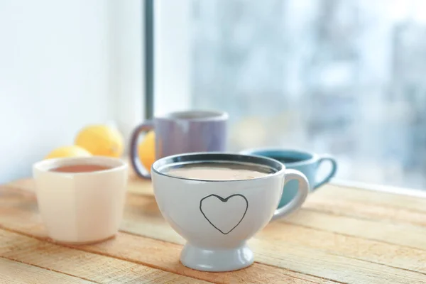 Vier Tassen mit heißem Kaffee — Stockfoto