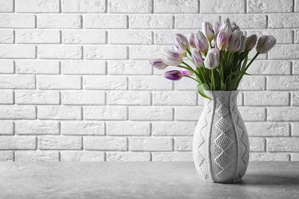 Ваза с красивыми тюльпанами — стоковое фото