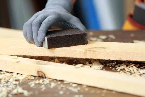 Carpinteiro usinagem placa de madeira — Fotografia de Stock