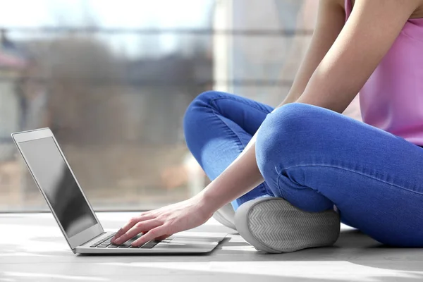 Frau arbeitet am Laptop — Stockfoto