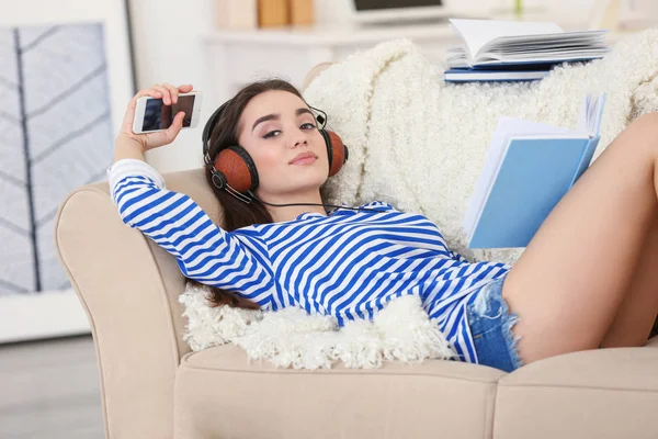 Jonge vrouw luisteren naar audioboek — Stockfoto