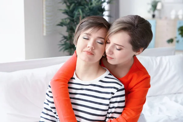 Joven pareja lesbiana — Foto de Stock