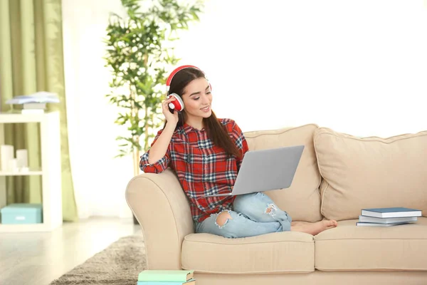 Giovane donna ascoltando audiolibro — Foto Stock