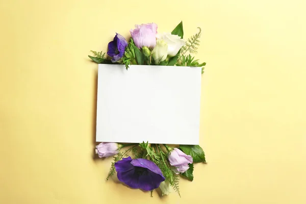 Flowers and paper card — Stock Photo, Image