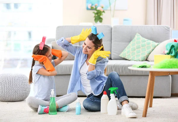 Glückliche Mutter und ihre Tochter — Stockfoto