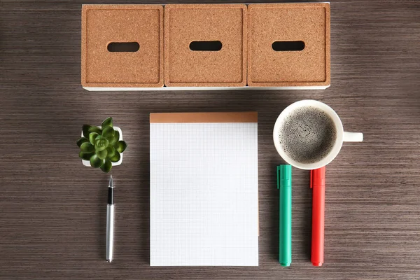 Cuaderno vacío con pluma y taza de café — Foto de Stock