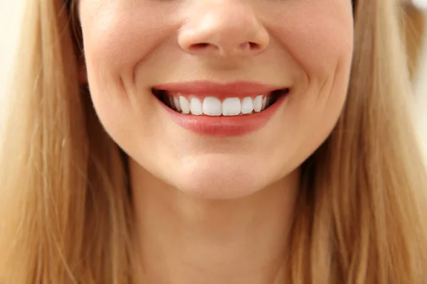 Lächelnde junge Frau aus nächster Nähe — Stockfoto