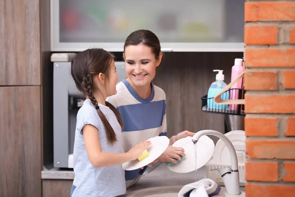 Dívka Pomáhá Matka Myje Nádobí Kuchyni — Stock fotografie