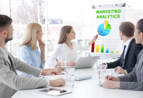 Koncepcja marketingu analytics. Ludzi na spotkanie biznesowe w biurze — Zdjęcie stockowe