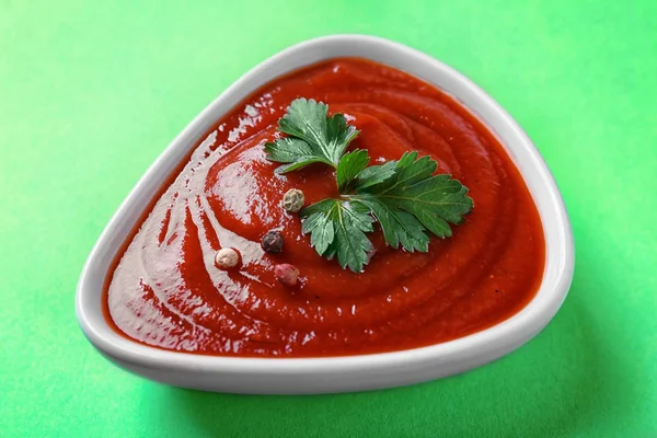 Heerlijke ketchup in kom — Stockfoto