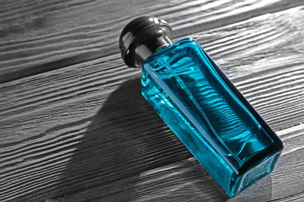 Пляшка сучасних чоловічих парфумів — стокове фото