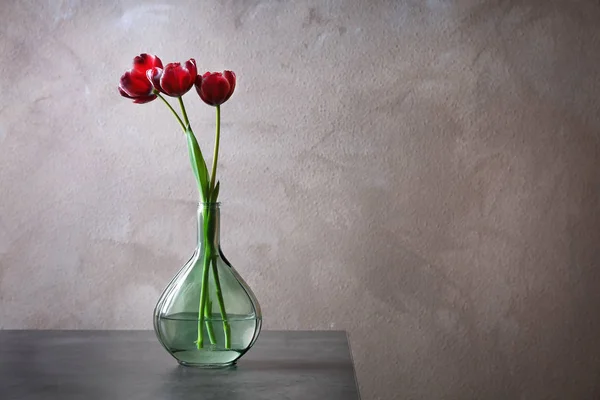 Vaso com belas tulipas — Fotografia de Stock