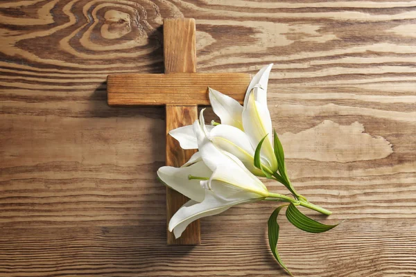 Дерев'яний хрест і біла лілія — стокове фото