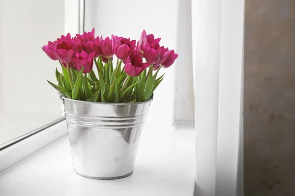 Металлическое ведро с букетом тюльпанов — стоковое фото