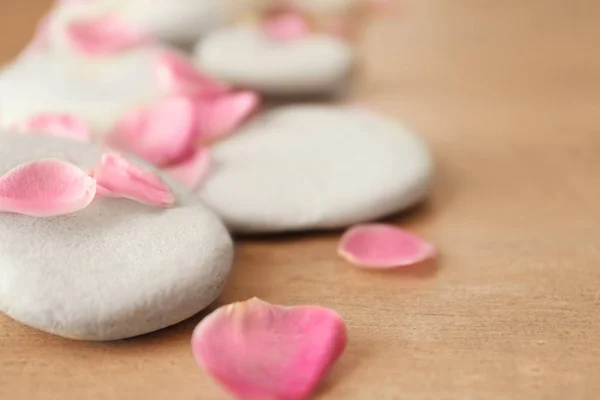 Spa stones and petals — Stock Photo, Image