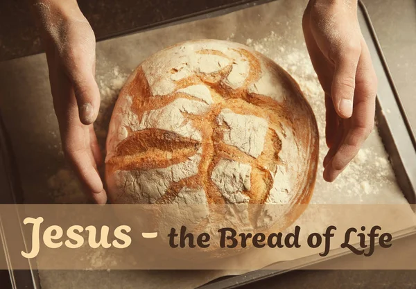Mužské ruce s chlebem — Stock fotografie