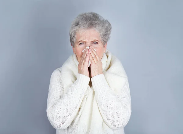 Старшая больная женщина — стоковое фото