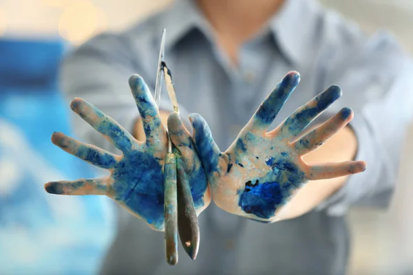 Vrouwelijke handen met artist's tools — Stockfoto