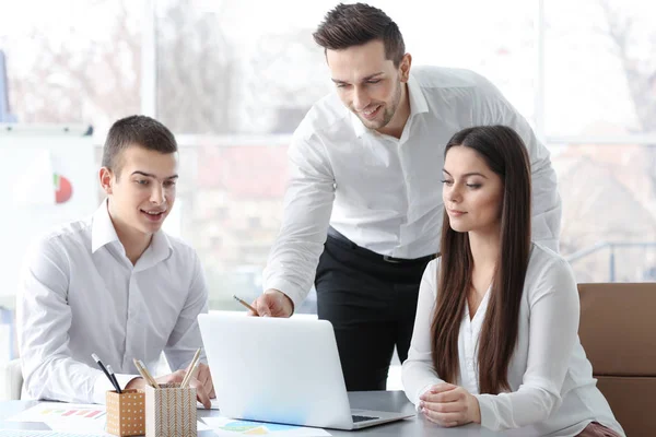 Les gens d'affaires travaillant dans le bureau — Photo