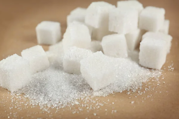 Cubos de açúcar na mesa — Fotografia de Stock