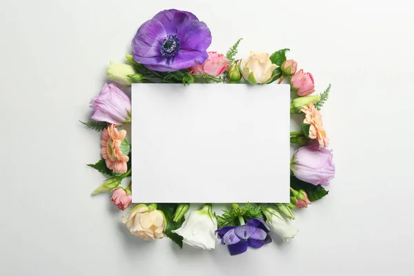 Flores y tarjeta de papel —  Fotos de Stock