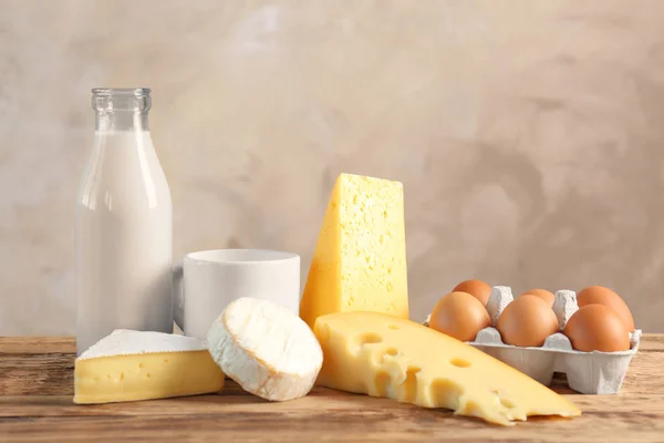 Produse lactate pe masă — Fotografie, imagine de stoc