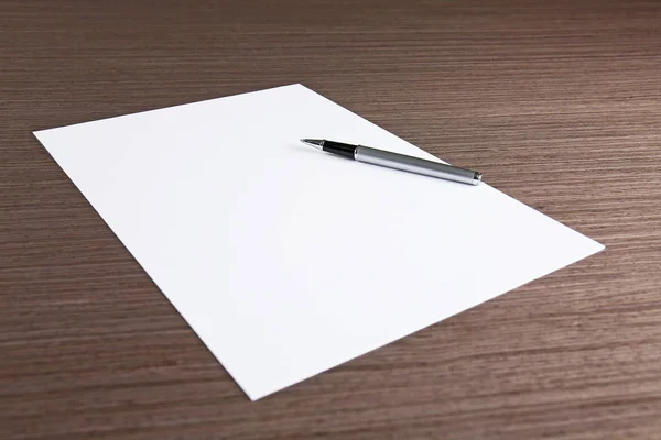 Пустой лист бумаги с карандашом — стоковое фото