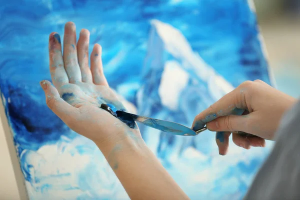 Artista trabalhando com faca de paleta — Fotografia de Stock