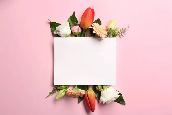 鲜花和纸卡 — 图库照片