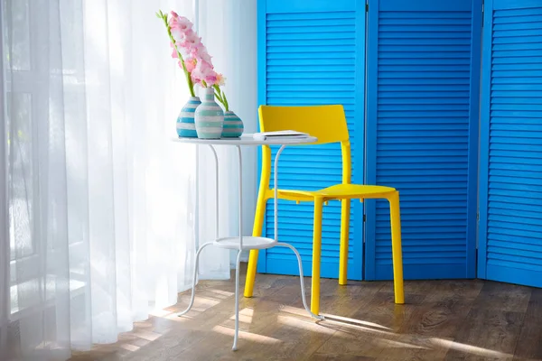 Желтое кресло в комнате — стоковое фото