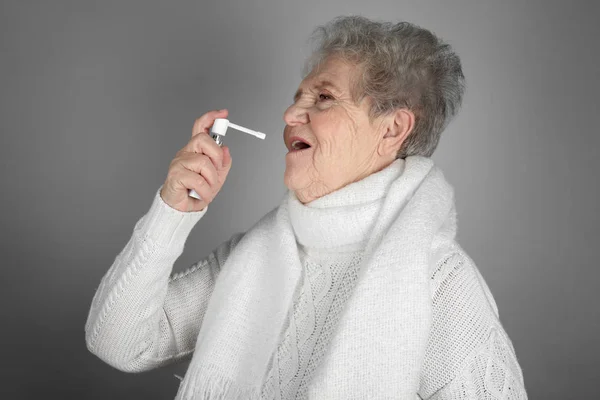 Senior sjuk kvinna — Stockfoto