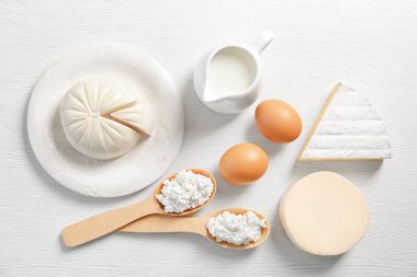 tablo üzerinde süt ürünleri