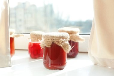 Kavanoz reçel pencere üzerinde ile