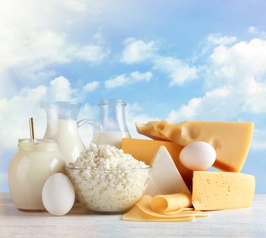 Gökyüzü arka plan üzerinde taze süt ürünleri ürün yelpazesine