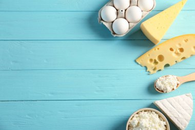 tablo üzerinde süt ürünleri