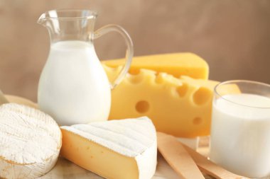 tablo üzerinde süt ürünleri