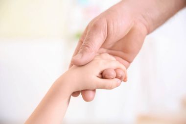 Kıdemli ve elele çocuk