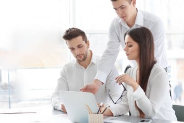 Ofiste çalışan iş adamları