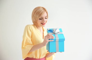 arka plan üzerinde güzel bir kadın