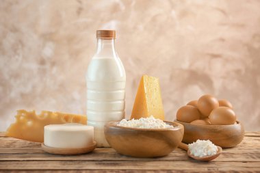 tablo üzerinde süt ürünleri