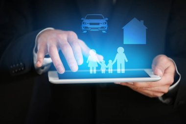 Sigorta kavramı. İşadamı tablet, closeup kullanma