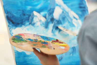 Çizim tuvali üzerinde kadın sanatçı