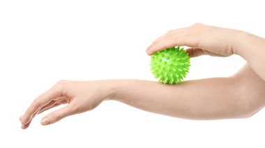  lastik top ile egzersizleri yapıyor kadın