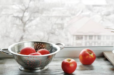 Kevgir ile taze elma