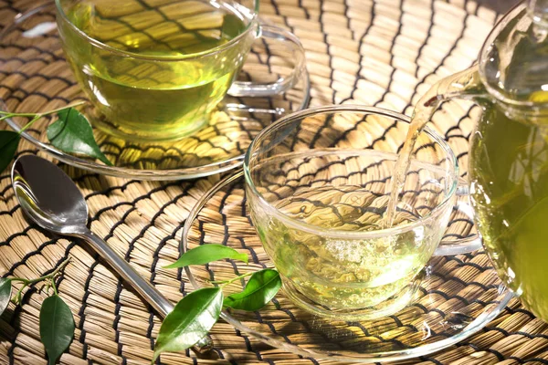 Zalewanie szkło Filiżanka zielonej herbaty — Zdjęcie stockowe