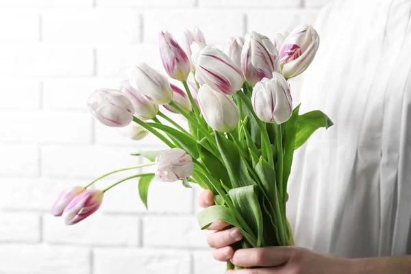 Woman holding  bouquet of tulips — Stock Photo, Image